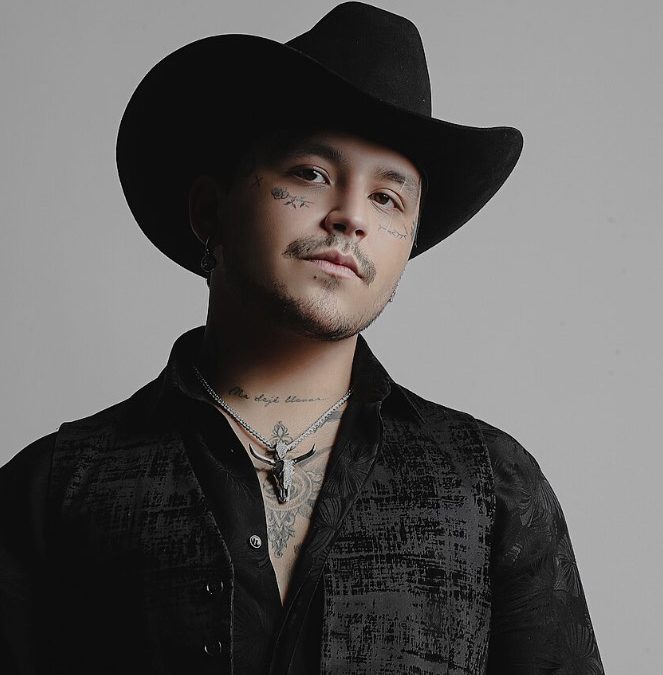 CHRISTIAN NODAL COMPARTE CÓMO MANTIENE LOS PIES EN LA TIERRA